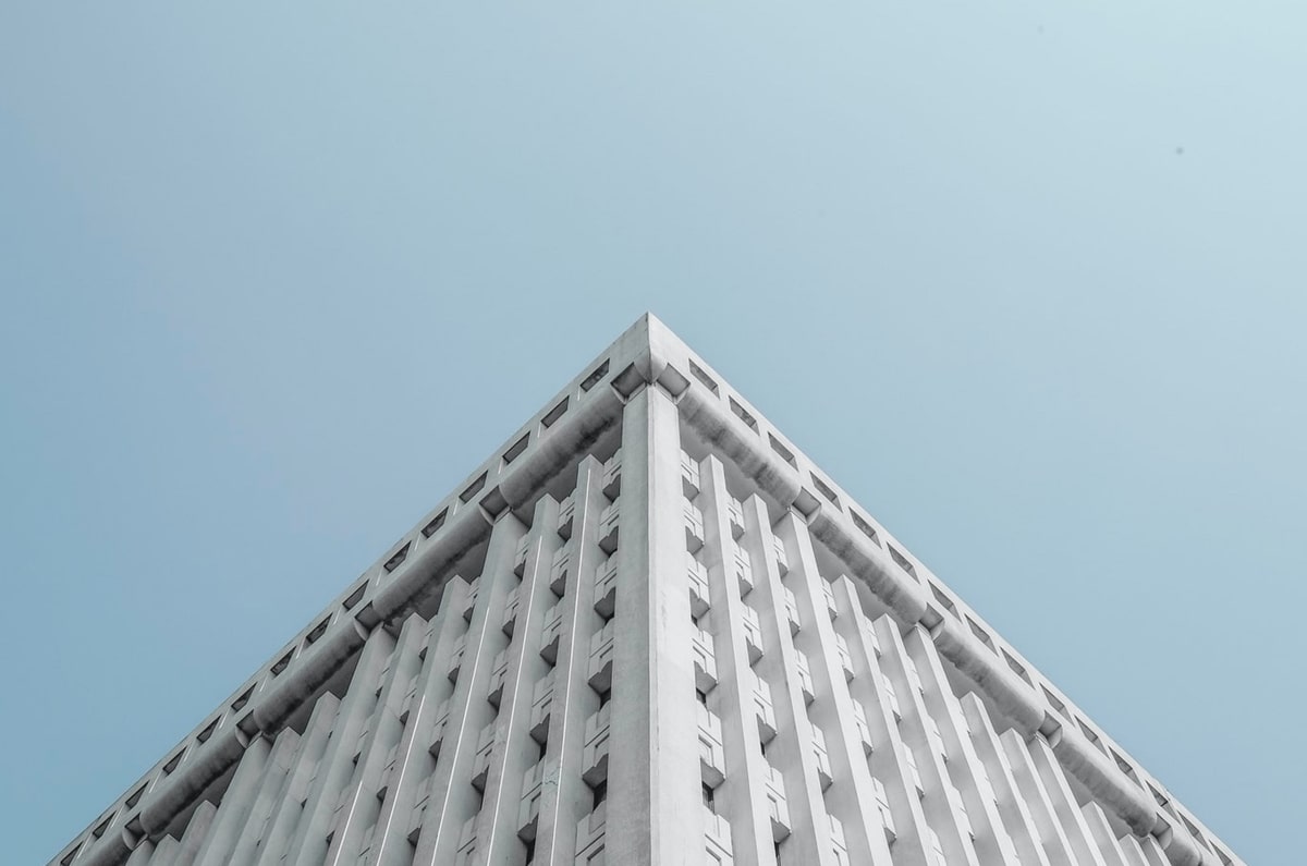 YY漫画读法路径：锁定证据链有没有跳步→执行把段落分层写提纲→收尾像整理笔记一样